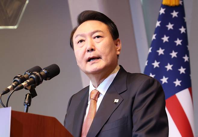 윤석열 대통령이 21일(현지시간) 미국 뉴욕 뉴욕대(NYU) 키멜 센터에서 열린 디지털 비전 포럼에서 연설하고 있다. [연합]