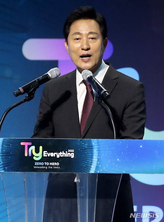 [서울=뉴시스] 추상철 기자 = 오세훈 서울시장이 지난 21일 오후 서울 중구 동대문디자인플라자(DDP)에서 열린 글로벌 스타트업 대축제 '트라이 에브리싱'에 참석해 개회사를 하고 있다. 2022.09.21. scchoo@newsis.com