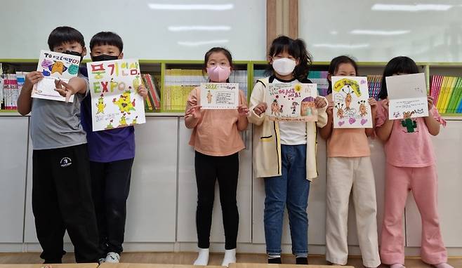 영주 풍기초등학교 학생들이 직접 손으로 쓴 '2022 영주세계풍기인삼엑스포' 초대 편지를 들어보이고 있다. (사진=영주시 제공) *재판매 및 DB 금지