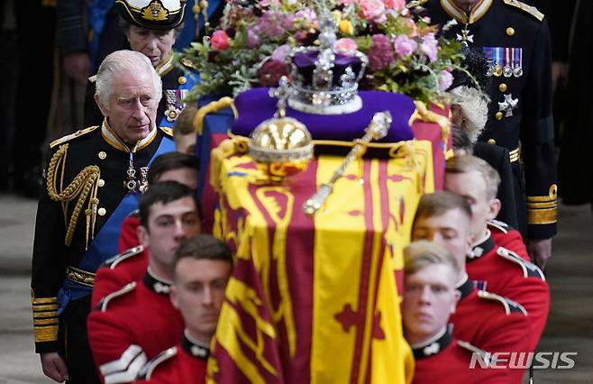 [런던=AP/뉴시스] 2022년 9월 19일, 엘리자베스 2세의 국장을 마친 후 찰스 3세와 왕실 가족들이 여왕의 관 뒤를 따라 걷고 있다. 2022.09.22.