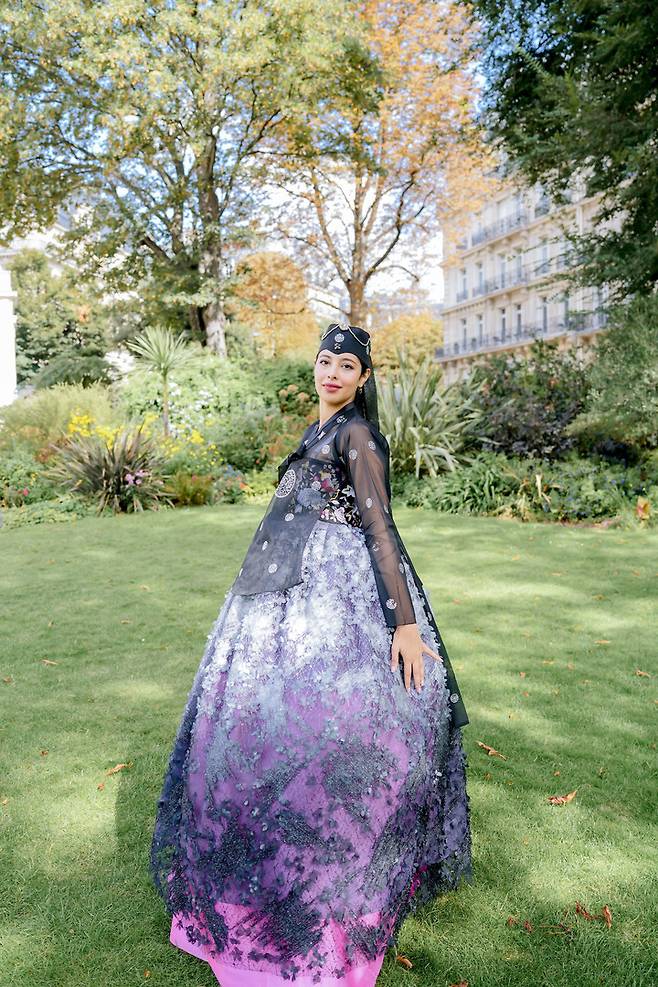 [서울=뉴시스] 김근수 기자 = 대한민국 한복모델 선발대회 조직위원회는 ‘2022 프랑스-대한민국 한복모델 선발대회’의 ‘진, 선, 미’ 프랑스 한복모델과 대한민국 ‘진, 선, 미’ 한복모델이 프랑스 파리에서 해외 화보촬영을 진행했다고 밝혔다. 사진은 2022 대한민국 한복모델 선발대회에서 선 수상한 아시아 무플리. (사진 = 대한민국 한복모델 선발대회 조직위원회 제공) 2022.09.22. photo@newsis.com *재판매 및 DB 금지