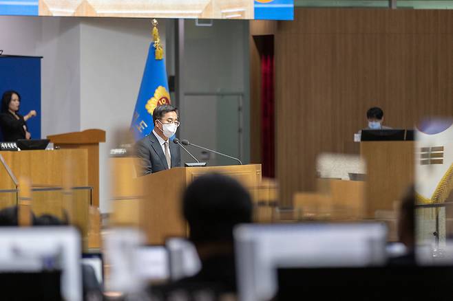 22일 김동연 경기도지사가 경기도의회 본회의장에서 열린 경기도의회 제363회 임시회 제3차 본회의에서 도정 질문(일괄질문)에 답변을 하고 있다. (사진=경기도 제공) *재판매 및 DB 금지