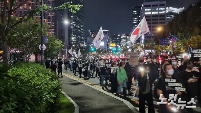 신당역 스토킹 살인 피해자 추모식 참석자들이 행진중이다. 김정록 기자