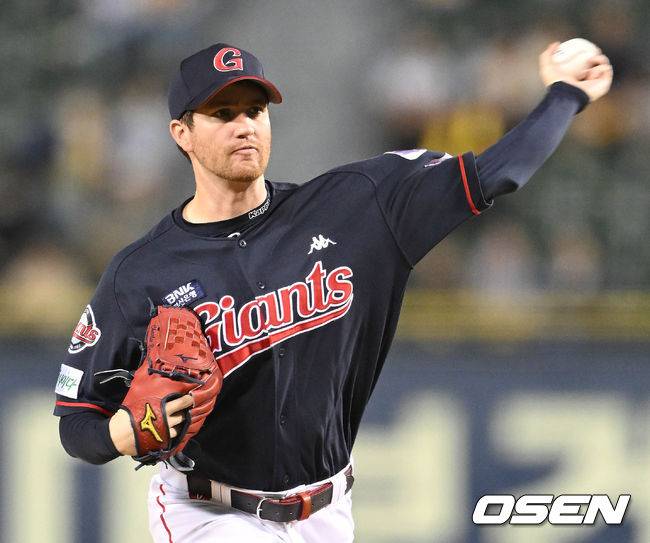 [OSEN=잠실, 조은정 기자] 22일 오후 서울 잠실구장에서 ‘2022 신한은행 SOL KBO리그’ LG 트윈스와 롯데 자이언츠의 경기가 진행됐다.1회말 롯데 선발 반즈가 힘차게 공을 던지고 있다. 2022.09.22 /cej@osen.co.kr