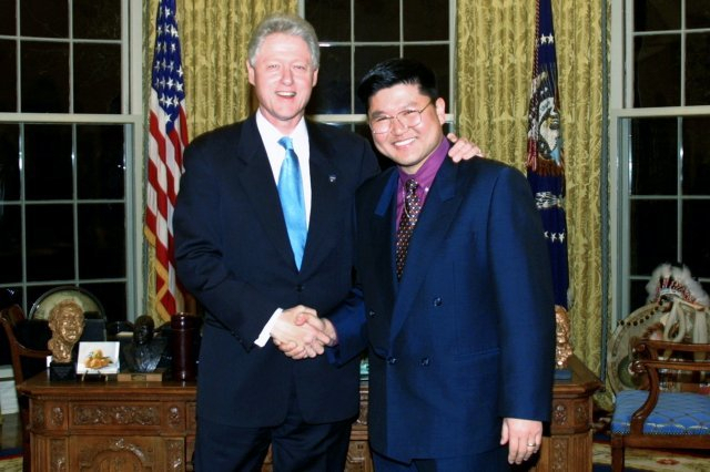 ▲백악관 출입기자 시절 빌클린턴 대통령과. Hyungwon Kang with U.S. President Bill Clinton in the Oval Office at the White House in Washington. ⓒ Hyungwon Kang