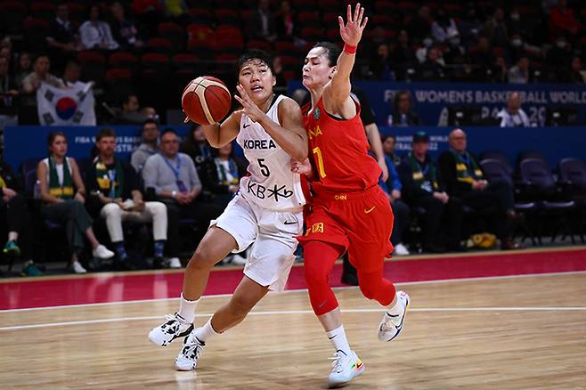 한국 여자농구 대표팀 박지현(왼쪽)이 22일 호주 시드니에서 열린 FIBA 여자 월드컵 중국과의 조별리그 1차전에서 상대 수비를 피해 돌파를 시도하고 있다. 시드니=EPA연합뉴스