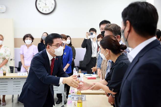 문헌일(왼쪽) 서울 구로구청장이 가리봉동 주민들과 인사를 나누고 있다.구로구 제공