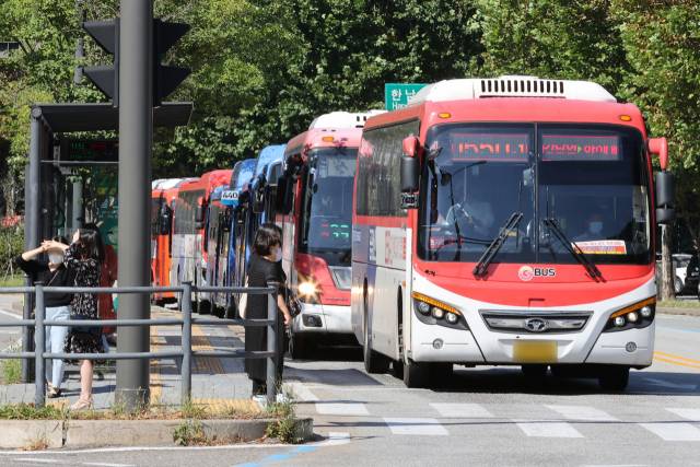 21일 서울 서초구 양재역 인근에서 경기도 광역버스들이 정류장에 정차해 있다.연합뉴스