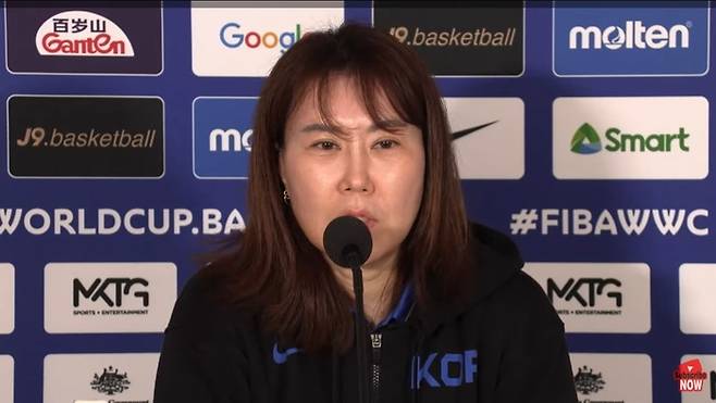 정선민 한국 여자농구대표팀 감독이 22일 호주 시드니 슈퍼돔에서 열린 중국과의 2022 국제농구연맹 여자농구 월드컵 조별리그 A조 1차전에서 패한 뒤 기자회견에서 취재진의 질문에 답하고 있다.    FIBA 공식 유튜브 캡처