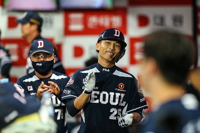 ▲두산 베어스 이유찬이 홈런을 친 후 더그아웃에서 기뻐하고 있다. ⓒ두산 베어스