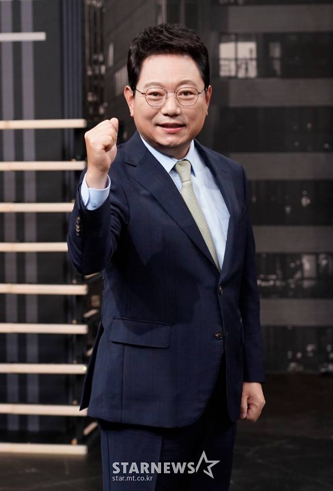 변호사 한문철이 22일 오전 온라인 생중계로 진행된 JTBC 예능 '한문철의 블랙박스 리뷰' 제작발표회에 참석해 포즈를 취하고 있다. 대한민국 교통문화 개선을 위한 한.블.리의 '엄지척 드라이버' 프로젝트 '한문철의 블랙박스 리뷰'는 오늘(22일) 첫 방송된다. /사진제공=JTBC 2022.09.22 /사진=이동훈 기자 photoguy@