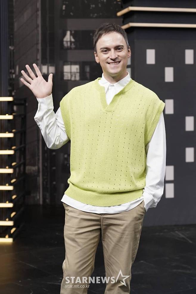 방송인 기욤 패트리가 22일 오전 온라인 생중계로 진행된 JTBC 예능 '한문철의 블랙박스 리뷰' 제작발표회에 참석해 포즈를 취하고 있다. 대한민국 교통문화 개선을 위한 한.블.리의 '엄지척 드라이버' 프로젝트 '한문철의 블랙박스 리뷰'는 오늘(22일) 첫 방송된다. /사진제공=JTBC 2022.09.22 /사진=이동훈 기자 photoguy@