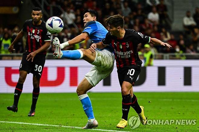 AC 밀란전에 선발 출전한 나폴리 김민재 (밀란 AFP=연합뉴스) 이탈리아 프로축구 세리에A 나폴리 수비수 김민재(가운데)가 지난 18일(현지시간) 밀라노에서 열린 2022-2023 시즌 7라운드 AC 밀란과의 경기에 선발 출전해 AC 밀란의 브라힘 디아스(오른쪽)와 볼을 다투고 있다. 나폴리는 AC 밀란에 2-1로 승리했다. 2022.09.19 ddy04002@yna.co.kr