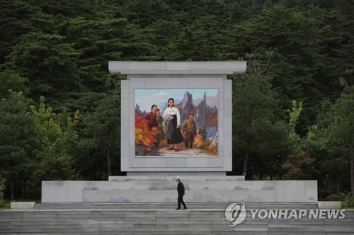 외금강 호텔 앞 김일성 주석 부인 김정숙 초상화 (금강산=연합뉴스) 이산가족 상봉행사 1회차 둘째날인 21일 오전 북한 외금강호텔 앞에 김일성 주석의 부인 김정숙 초상화 앞으로 한 이산가족이 지나가고 있다. 2018.8.21
[뉴스통신취재단]
    photo@yna.co.kr