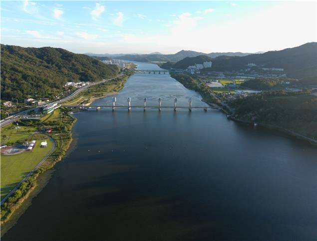 칠곡보 전경 (대구=연합뉴스) 지난 9월 21일 대구지방환경청이 드론으로 촬영한 낙동강 칠곡보 전경. 2022.9.22 [대구지방환경청 제공, 재판매 및 DB 금지] sunhyung@yna.co.kr