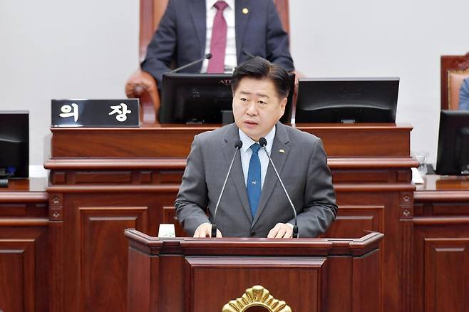 답변하는 오영훈 제주지사 [제주도의회 제공, 재판매 및 DB 금지]