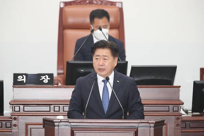 질문에 답변하는 오영훈 제주지사 [제주도의회 제공, 재판매 및 DB 금지]