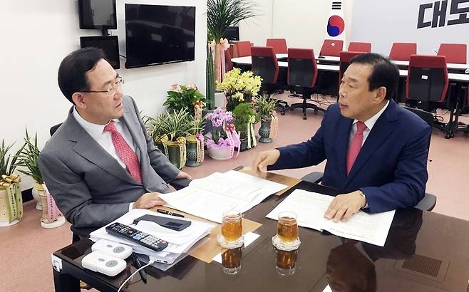 국민의힘 주호영 원내대표(왼쪽) 만나는 최민호 세종시장 [세종시 제공. 재판매 및 DB 금지]