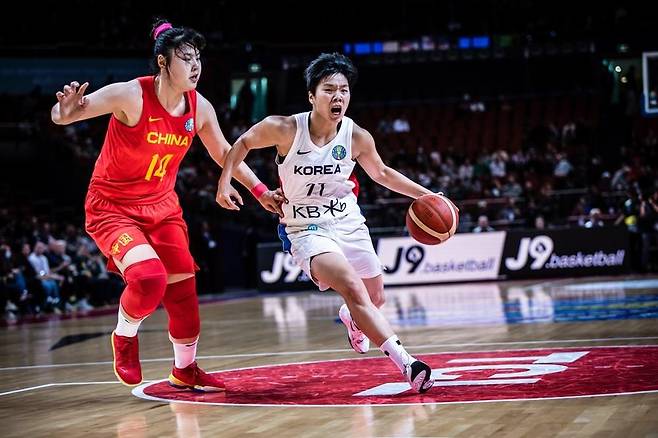 골밑 돌파를 시도하는 진안(오른쪽) [FIBA 인터넷 홈페이지 사진. 재판매 및 DB 금지]