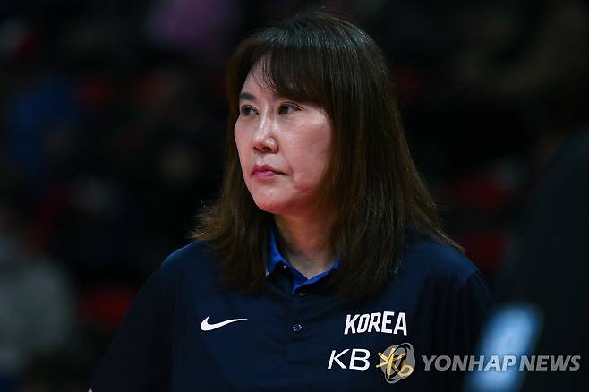 중국과 경기에 선수들을 지휘하는 정선민 감독 [EPA=연합뉴스]