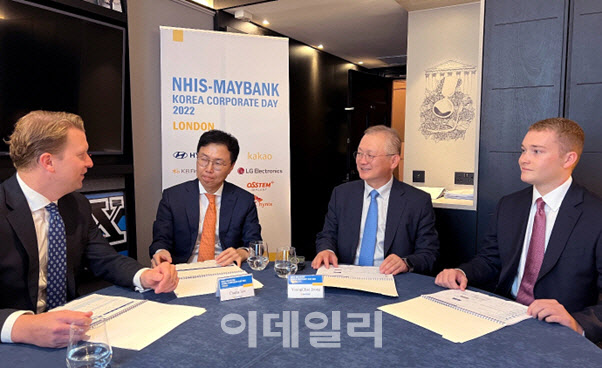 정영채 NH투자증권 사장(오른쪽 두번째)이 지난 21~22일 영국 런던의 안다즈 호텔에서 개최된 ‘NHIS-Maybank Korea Corporate Day 2022’에 참석해 현지 기관투자자들과 IR미팅을 하고 있다.(사진=NH투자증권 제공)