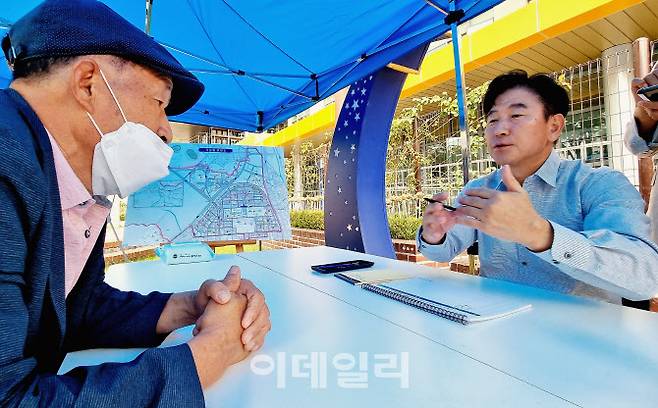 23일 오전 10시 가능동주민센터에서 김동근 의정부시장이 한 시민의 건의를 듣고 있다.(사진=정재훈기자)