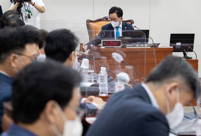 유기홍 국회 교육위원회 위원장이 23일 오전 서울 여의도 국회에서 열린 교육위원회 전체회의에서 의사봉을 두드리고 있다. (사진=연합뉴스)