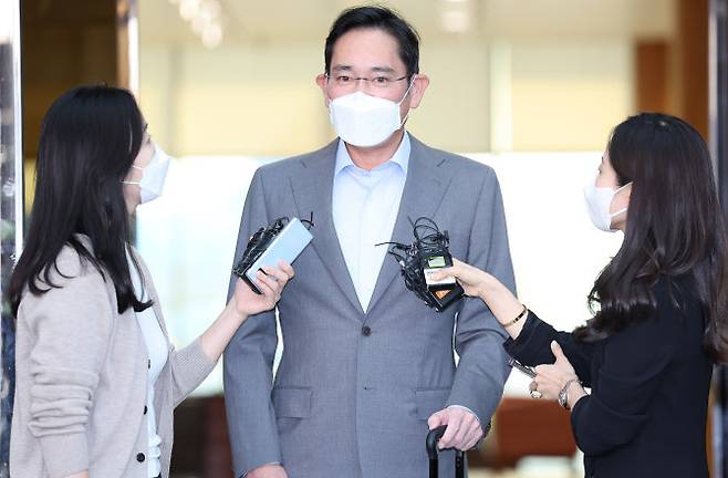 해외 출장을 마친 이재용 삼성전자 부회장이 지난 21일 강서구 서울김포비즈니스항공센터를 통해 귀국해 취재진 질문에 답하고 있다. (사진=연합뉴스)