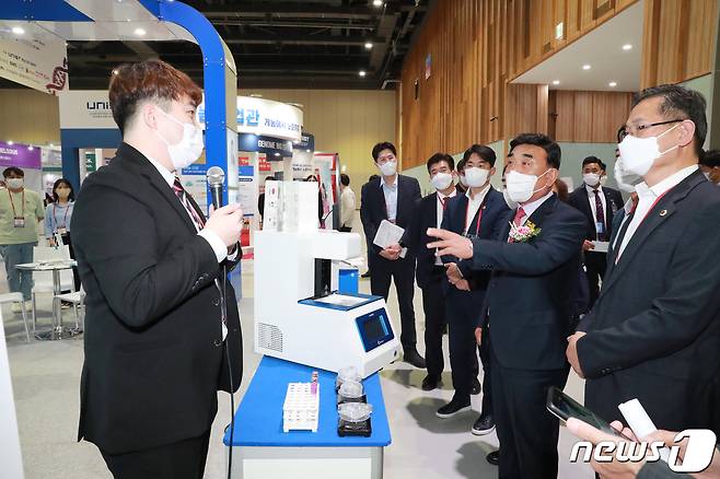 22일 오후 울산전시컨벤션센터(UECO)에서 열린 ‘게놈·바이오 엑스포 2022’ 개막식에 참석한 김두겸 울산시장이 행사장을 둘러보고 있다.