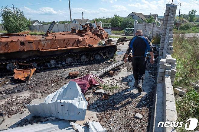 18일(현지시간) 최근 우크라이나 군이 탈환한 하르키우 발라클리야 인근에 파괴된 러시아 군의 장갑차가 보인다. ⓒ AFP=뉴스1 ⓒ News1 우동명 기자