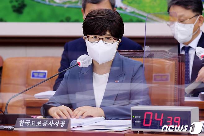 8일 오전 서울 여의도 국회에서 열린 국토교통위원회의 한국도로공사, 한국교통안전공단, 한국도로공사서비스(주) 등에 대한 국정감사에서 김진숙 한국도로공사 사장이 의원들의 질의에 답하고 있다. 2021.10.8/뉴스1 ⓒ News1 이동해 기자