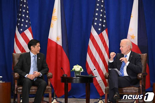 조 바이든 미국 대통령이 22일(현지시간) 뉴욕 유엔본부에서 열린 제77차 유엔 총회 중 페르디난드 마르코스 주니어 필리핀 대통령과 회담을 하고 있다. ⓒ AFP=뉴스1 ⓒ News1 우동명 기자