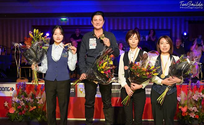 세계 여자 3쿠션 선수권서 준우승을 차지한 한지은(왼쪽)(대한당구연맹 제공)