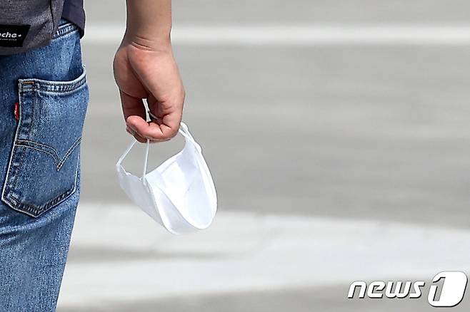 23일 서울 용산구 전쟁기념관에서 시민들이 마스크를 벗은 채 시간을 보내고 있다. 방역당국은 오는 26일부터 실외 마스크 착용 의무를 전면 해제한다. 이날부터 실외에서는 마스크 착용이 권고 수준으로 바뀜에 따라 마스크 착용을 의무화했던 야구장을 포함한 스포츠 및 야외공연 때도 마스크를 벗을 수 있게 됐다. 2022.9.23/뉴스1 ⓒ News1 조태형 기자