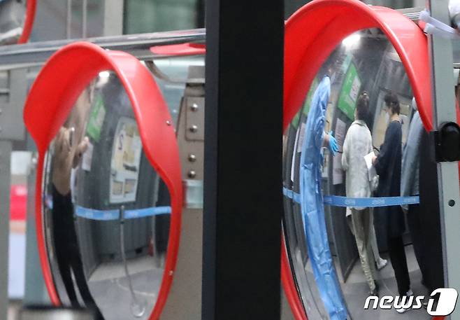 22일 오전 서울 용산구보건소 신종 코로나바이러스 감염증(코로나19) 선별진료소를 찾은 시민이 검사를 받고 있다. 2022.9.22/뉴스1 ⓒ News1 장수영 기자