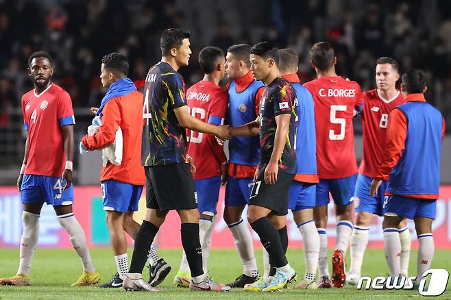 대한민국 축구국가대표팀 선수들이 23일 오후 경기 고양종합운동장에서 열린 코스타리카와의 친선경기에서 2대 2 무승부로 경기를 마친뒤 서로를 격려하고 있다. 2022.9.23/뉴스1 ⓒ News1 이광호 기자