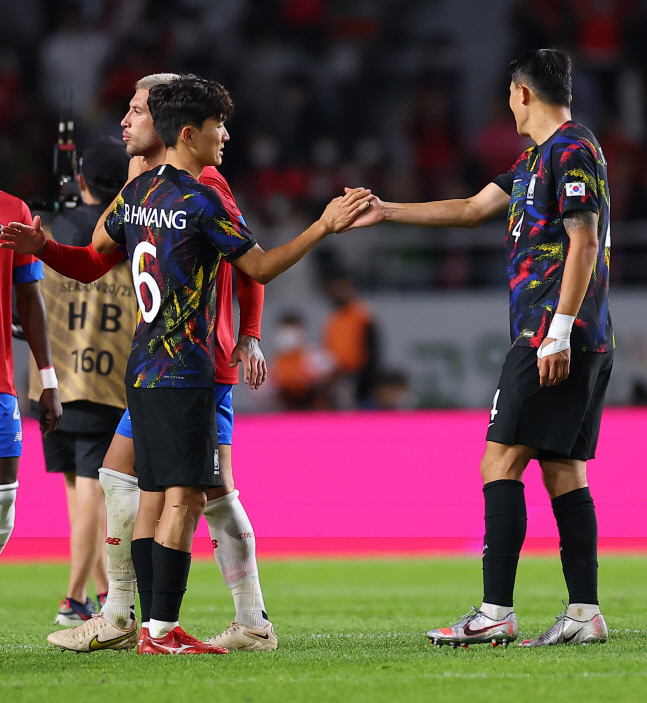 황인범이 23일 고양종합운동장에서 열린 한국과 코스타리카 축구 대표팀 평가전이 2대2로 끝난 뒤 김민재가 인사하고 있다. 2022.9.23