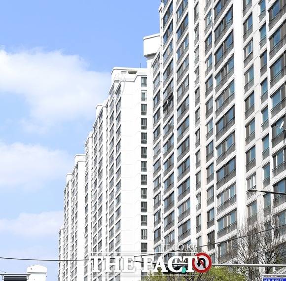 한국부동산원에 따르면 9월 셋째 주(19일 기준) 서울 아파트 매매수급지수는 79.5로 지난주 80.2보다 0.7포인트 더 떨어졌다. 사진은 기사의 특정 사실과 무관하다. /더팩트 DB