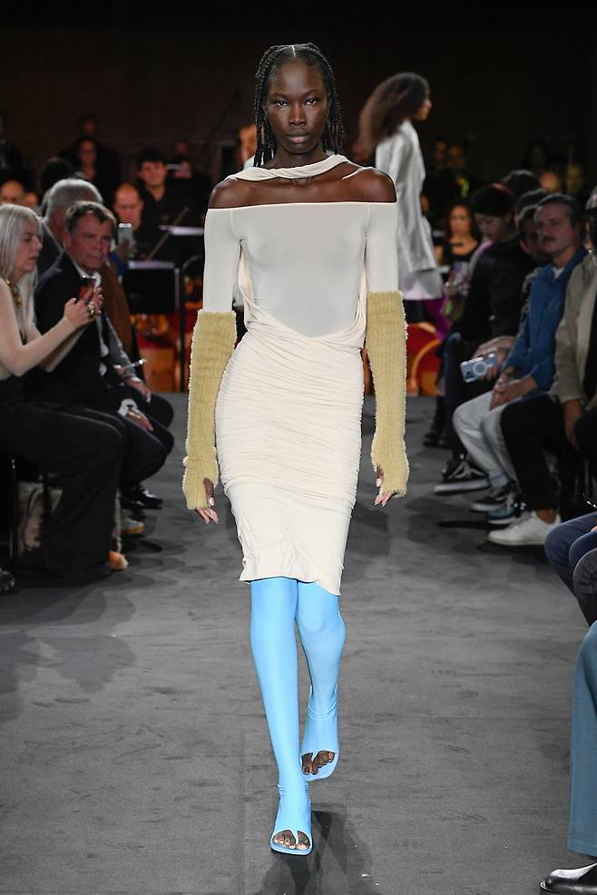 사진 : 프랑스 패션 브랜드, MM6 메종 마르지엘라 MM6 Maison Margiela SS23 Look, '2023 봄-여름 패션쇼' 밀란 패션위크 ⓒMM6 - Maison Margiela