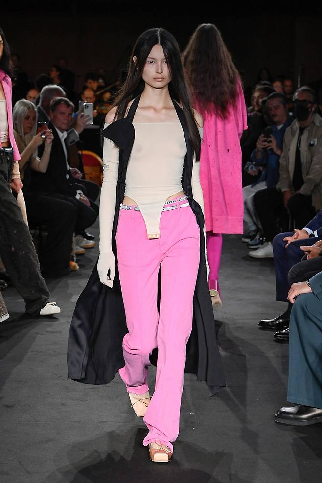 사진 : 프랑스 패션 브랜드, MM6 메종 마르지엘라 MM6 Maison Margiela SS23 Look, '2023 봄-여름 패션쇼' 밀란 패션위크 ⓒMM6 - Maison Margiela