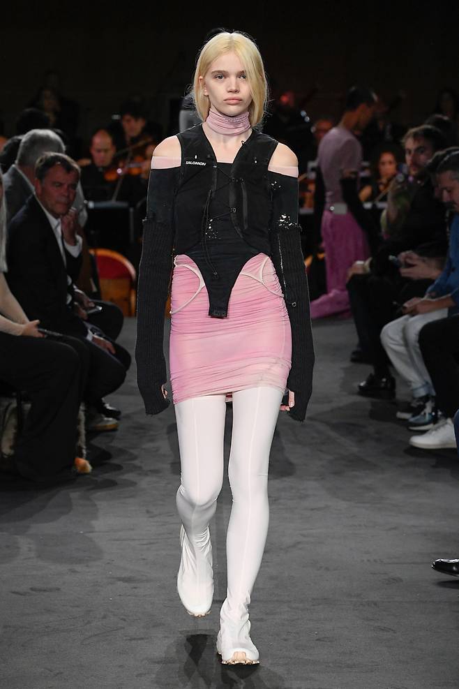 사진 : 프랑스 패션 브랜드, MM6 메종 마르지엘라 MM6 Maison Margiela SS23 Look, '2023 봄-여름 패션쇼' 밀란 패션위크 ⓒMM6 - Maison Margiela