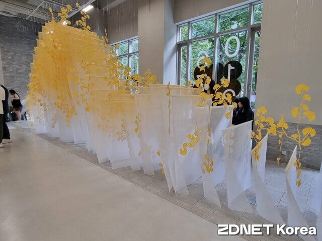 무신사 29CM가 오프라인 쇼룸 '이구성수'서 선보인 양지윤 작가의 은행나무 형상화 작품