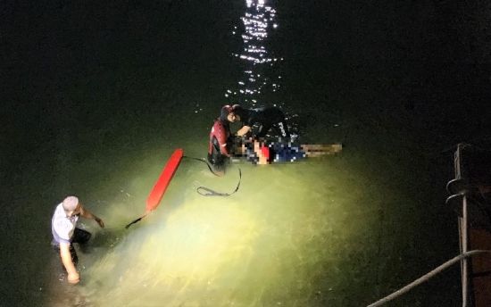 23일 새벽 목포해경이 해상에 추락한 60대 남성을 구조하고 있다.   사진자료=목포해경