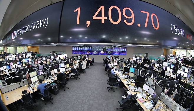 22일 원·달러 환율이 전날보다 15.5원 오른 1409.7원에 마감했다. 서울 중구 하나은행 딜링룸 전광판에 환율 시세가 표시되어 있다. /뉴시스