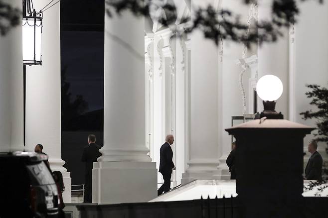 조 바이든 미국 대통령이 유엔총회가 열리고 있는 뉴욕에서 22일 밤(현지 시각) 워싱턴DC로 복귀해 백악관에 들어서고 있다. /UPI 연합뉴스