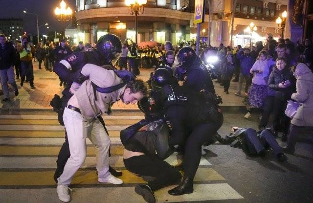 21일(현지시간) 러시아 모스크바에서 예비군 동원에 반대하는 시위대를 진압 경찰이 연행하고 있다. 모스크바=AP/뉴시스