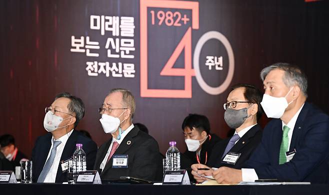 전자신문 창간 40주년 기념 국제 콘퍼런스가 22일 서울 강남구 인터컨티넨탈호텔에서 열렸다. 양승욱 전자신문사 사장(왼쪽부터), 반기문 전 UN사무총장, 신현우 한화에어로스페이스 사장, 김기수 포스코 저탄소공정연구소장이 기조강연을 경청하고 있다.