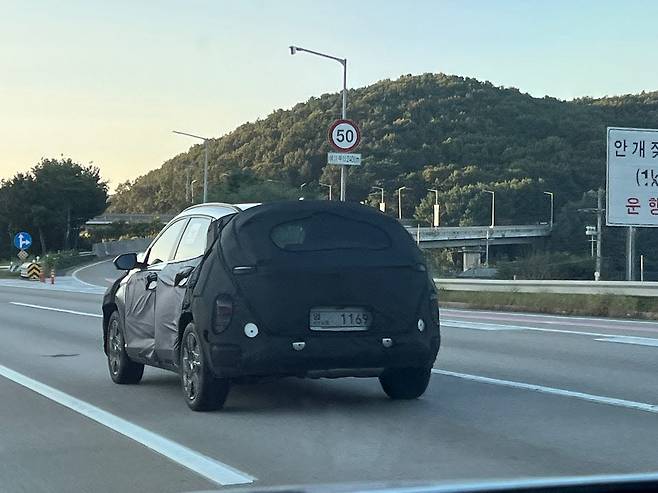위장막을 씌운 현대차 2세대 코나가 주행 테스트 중 카메라에 포착됐다. 독자 김종권씨 제공