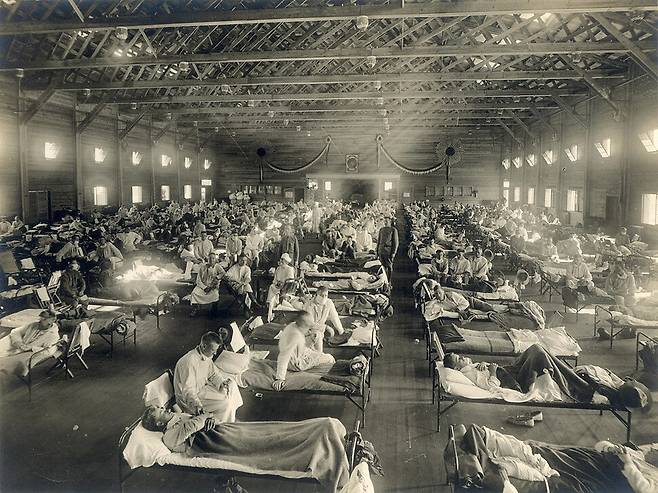 스페인 독감을 크게 확산시킨 곳으로 지목되는 1918년 미국 캔자스주 포트 라일리 신병 훈련캠프. 1차대전 참전을 결정한 미국은 훈련소에서 신종 감기에 걸린 병사들을 결국 유럽 전선으로 파병한다. 당시만 해도 독감을 ‘균’에 의한 질병으로 보았다. 술이 독감 예방에 좋다는 광고까지 나온 배경이다. 균과는 전혀 다른 ‘바이러스’와의 전쟁이 본격화되기 전이었다. 동아시아 제공