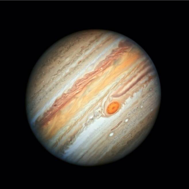 2019년 6월27일 허블우주망원경으로 본 목성. 적도 부근에 지구만한 크기의 대적반이 보인다. 대적반은 목성의 대기가 일으키는 구름 소용돌이다. 나사 제공